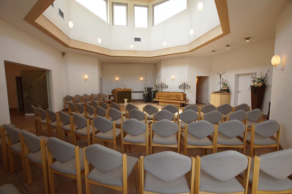 Die helle Gerricus-Kapelle von Vogt & Kamp Bestatter Düsseldorf mit stilvoller Aufbahrung für eine würdevolle Bestattung Düsseldorf.