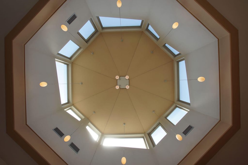 Blick in die lichtdurchflutete Decke der Gerricus-Kapelle von Vogt & Kamp Bestatter Düsseldorf - moderne Bestattung Düsseldorf.