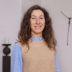 Eine freundliche Mitarbeiterin von Vogt & Kamp Bestattungen Düsseldorf in einem hellen Raum für Bestattung Düsseldorf.