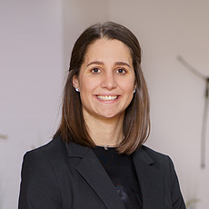 Professionelle Bestatterin bei Vogt & Kamp Bestattungen Düsseldorf, freundliches Lächeln, Beratung zur Bestattung Düsseldorf.