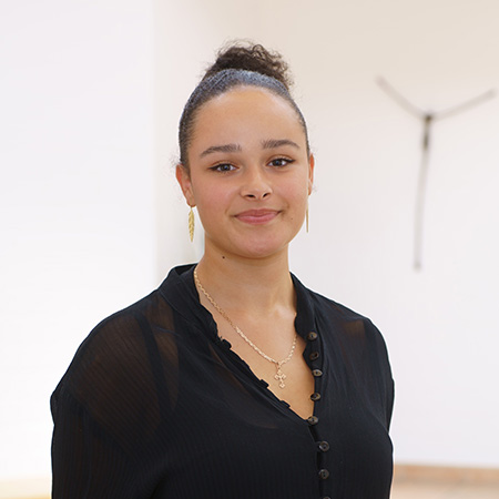 Professionelle Bestatterin bei Vogt & Kamp Bestattungen Düsseldorf, freundlich im modernen Beratungsraum. Bestattung Düsseldorf.