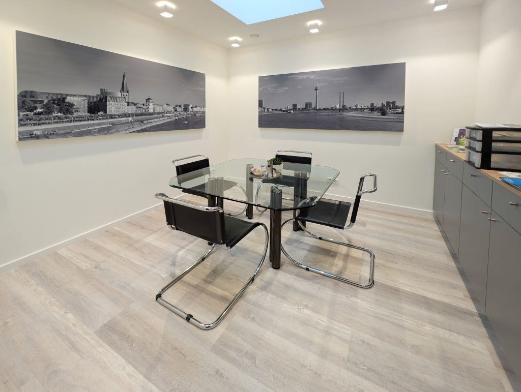 Moderner Besprechungsraum im Bestattungshaus Vogt & Kamp, stilvoll eingerichtet - Ihr Bestatter Düsseldorf für Bestattung Düsseldorf.