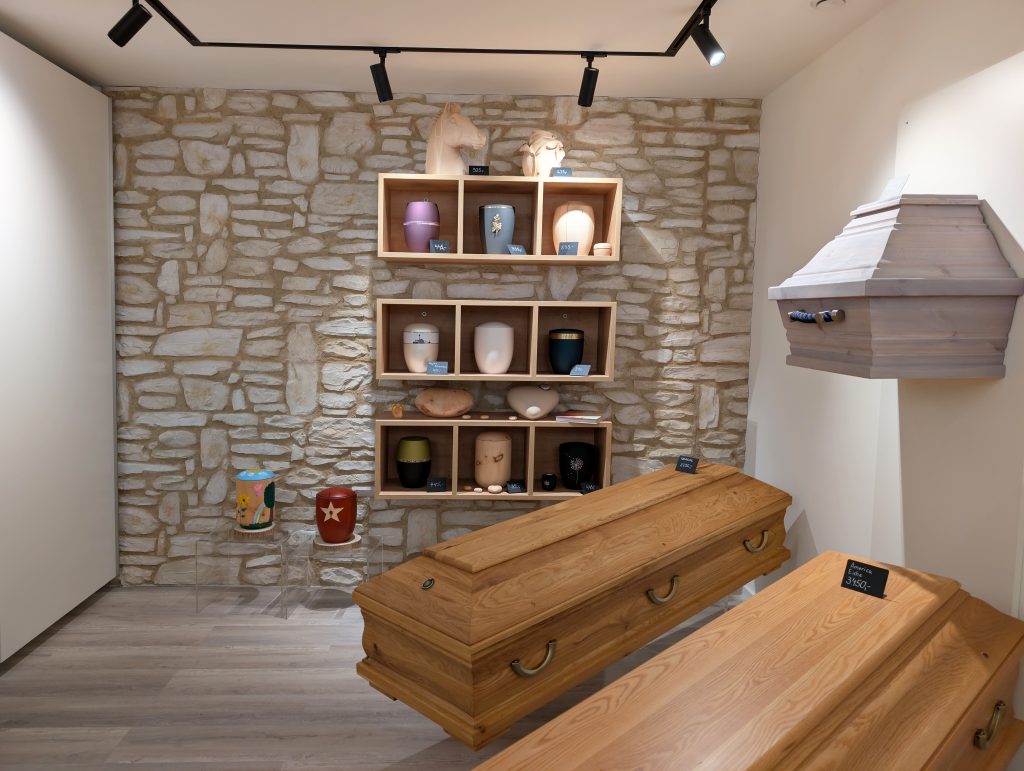 Moderner Ausstellungsraum im Bestattungshaus Vogt & Kamp Bestattungen, Bestatter Düsseldorf - Särge und Urnen für die Bestattung Düsseldorf.