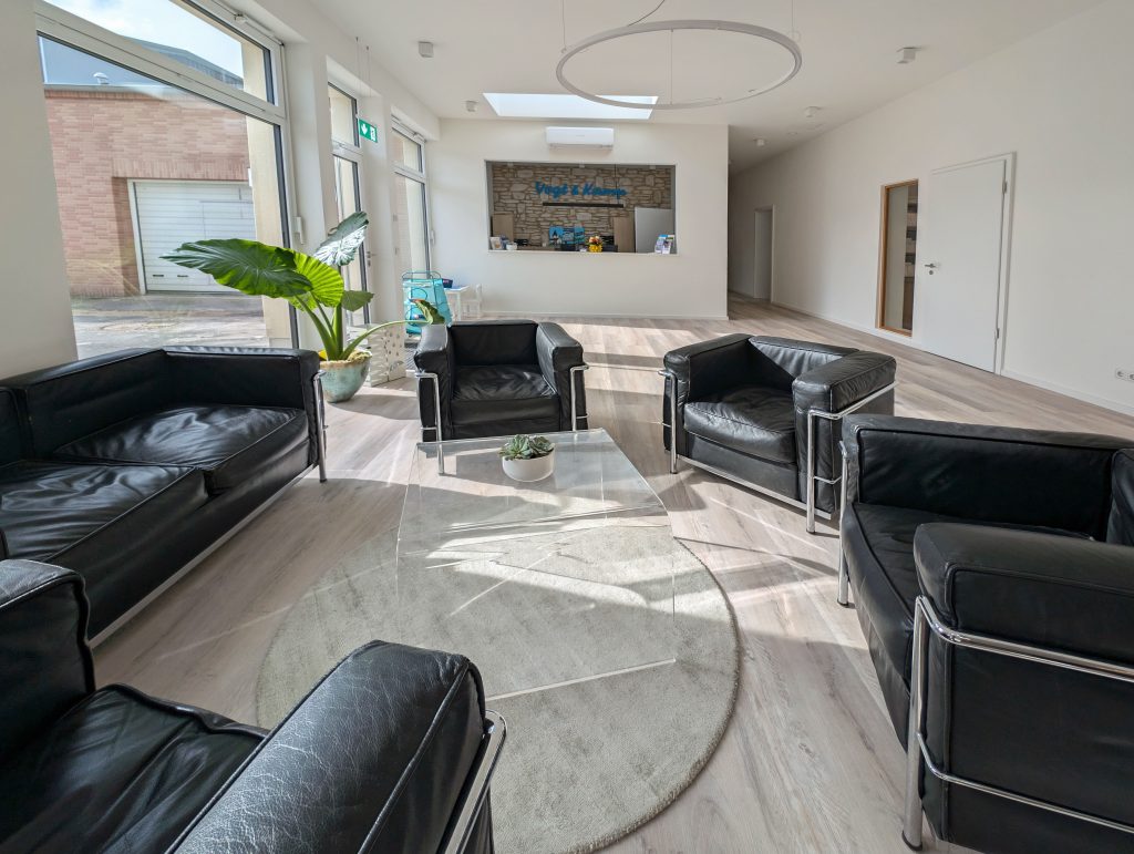 Moderner Wartebereich im Bestattungshaus Vogt & Kamp Bestatter Düsseldorf - stilvoll eingerichtete Lounge für Bestattung Düsseldorf.