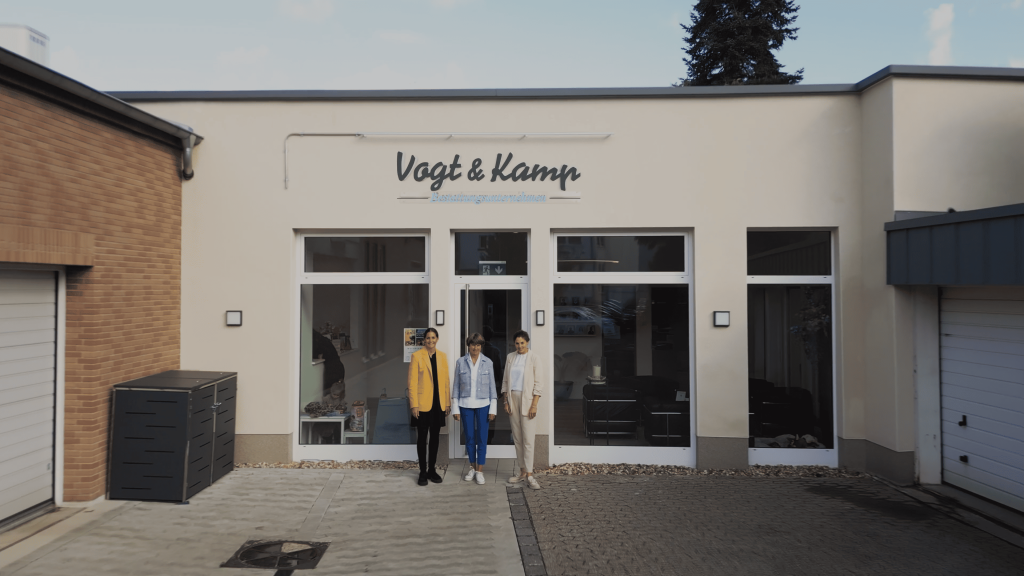 Das Team von Vogt & Kamp Bestattungen Düsseldorf vor dem modernen Bestattungshaus - Ihr Bestatter für eine würdevolle Bestattung Düsseldorf.